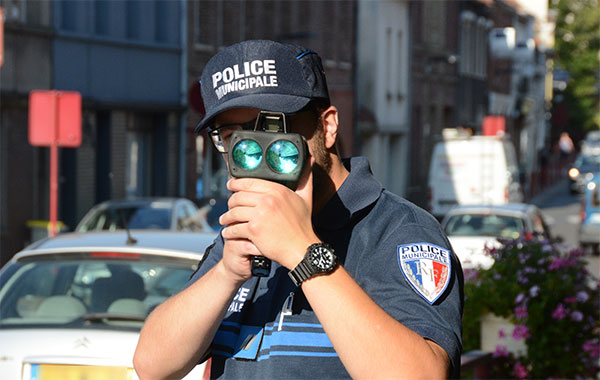 policier qui controle au radar
