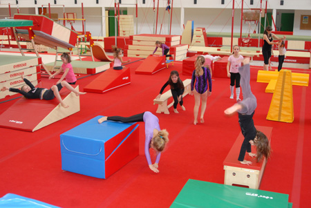 fillettes qui font de l'aérobic