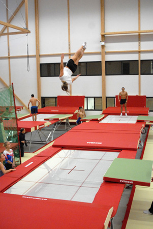 femme qui fait un back flip sur le trampoline