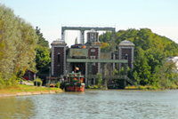 bateau se dirige vers acensseur
