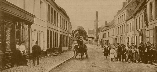 Photo de Walbert sur un carrosse et qui passe au travers d'une rue bondée de monde