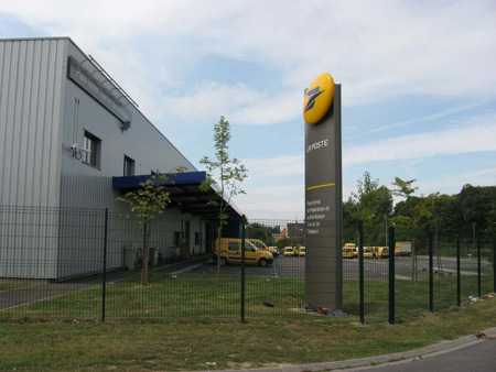 photo de face du panneau de la poste et du bâtiment