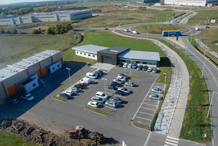 parking avec des voitures et lampadaire