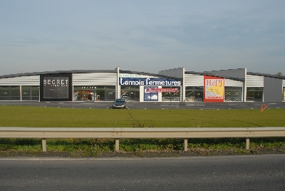 photo vue de face des magasins