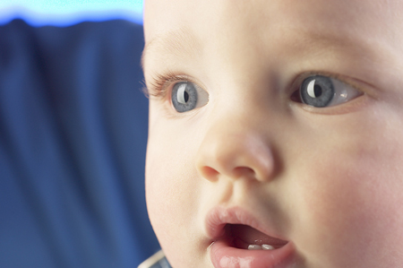 visage d'un bébé qui regarde