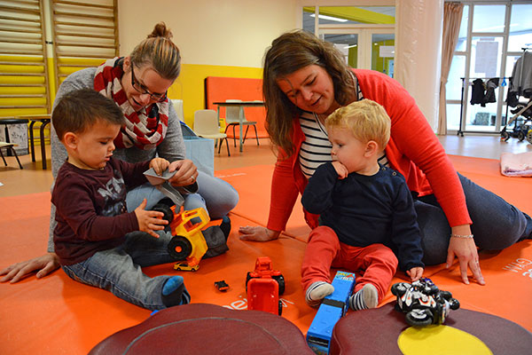 enfants à la garderie jouent ensemble