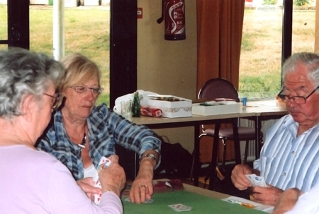 retraités jouent aux cartes
