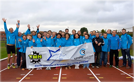 équipe athlétisme qui lève les bras au ciel