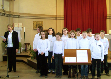 groupe d'enfants chantent en coeur