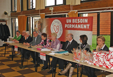 personnes assises derriere la table de jury