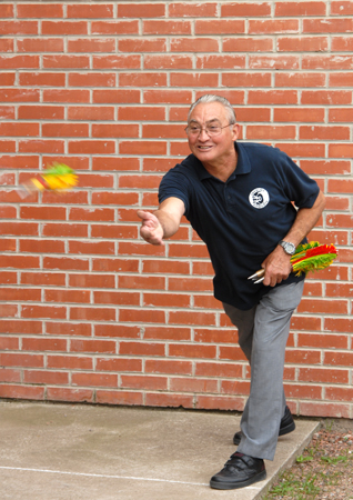 homme qui jette un objet