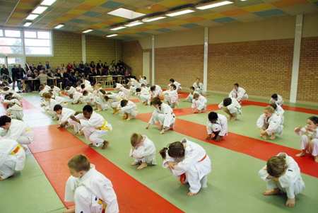 enfants en kimono sont assis