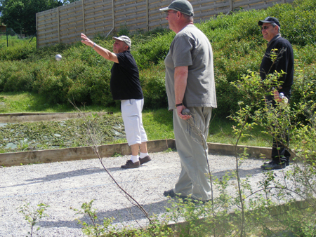 hommes joue à la pétanque