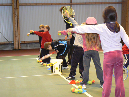 enfants s'entrainent au service