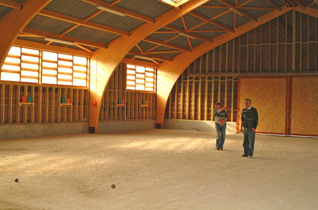 boulodrome avec joueur de pétanque