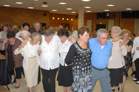 les ainés font une dance sur la piste
