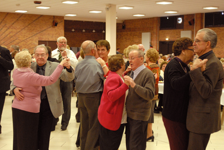 les aînés tapent une petite dance
