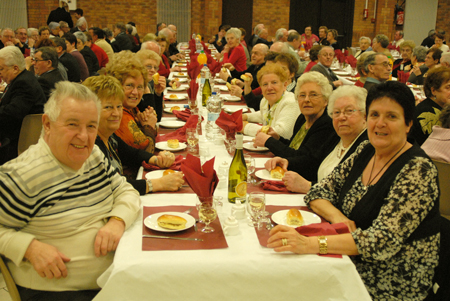 tablée de personnes qui ont l'air heureuses d'être là