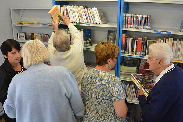 retraités choisissent des livres