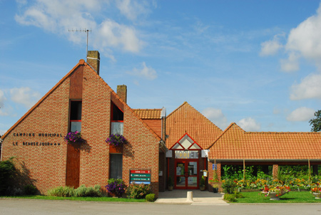 bâtiment qui fait l'accueil du camping