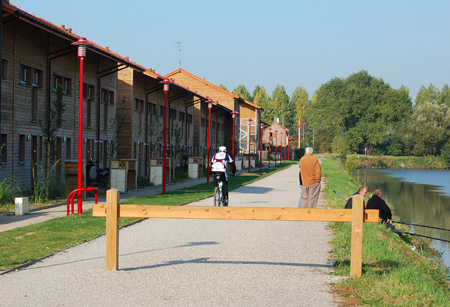 chemin de promenade le long de la rivière