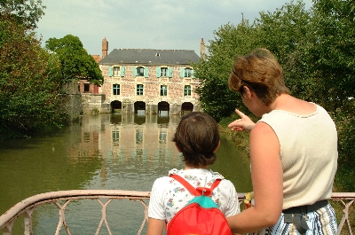 deux personnes regardent la maison au dessus de l'eau