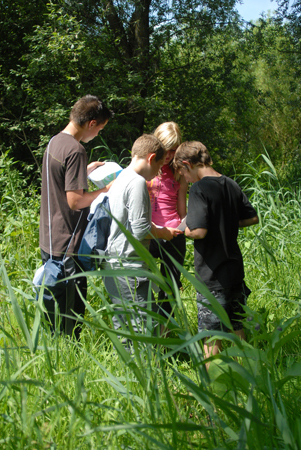 quatres enfants cherchent leurs chemins une carte et une boussole