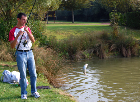homme qui pêche un brochet énorme
